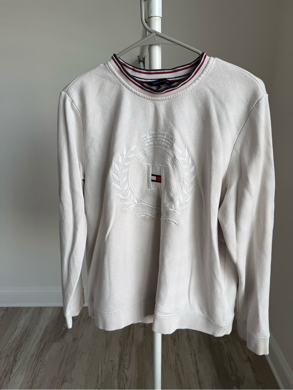 Tommy Hilfiger Cream Crewneck Sweatshirt with Embroidered Crest